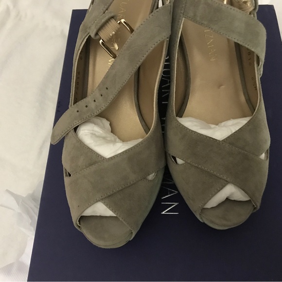 New beautiful grey suede wedge!